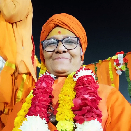 Shri Mahant <span class="b-color">Pushpa Chaitany Brahmacharini Ji </span>Ujjain